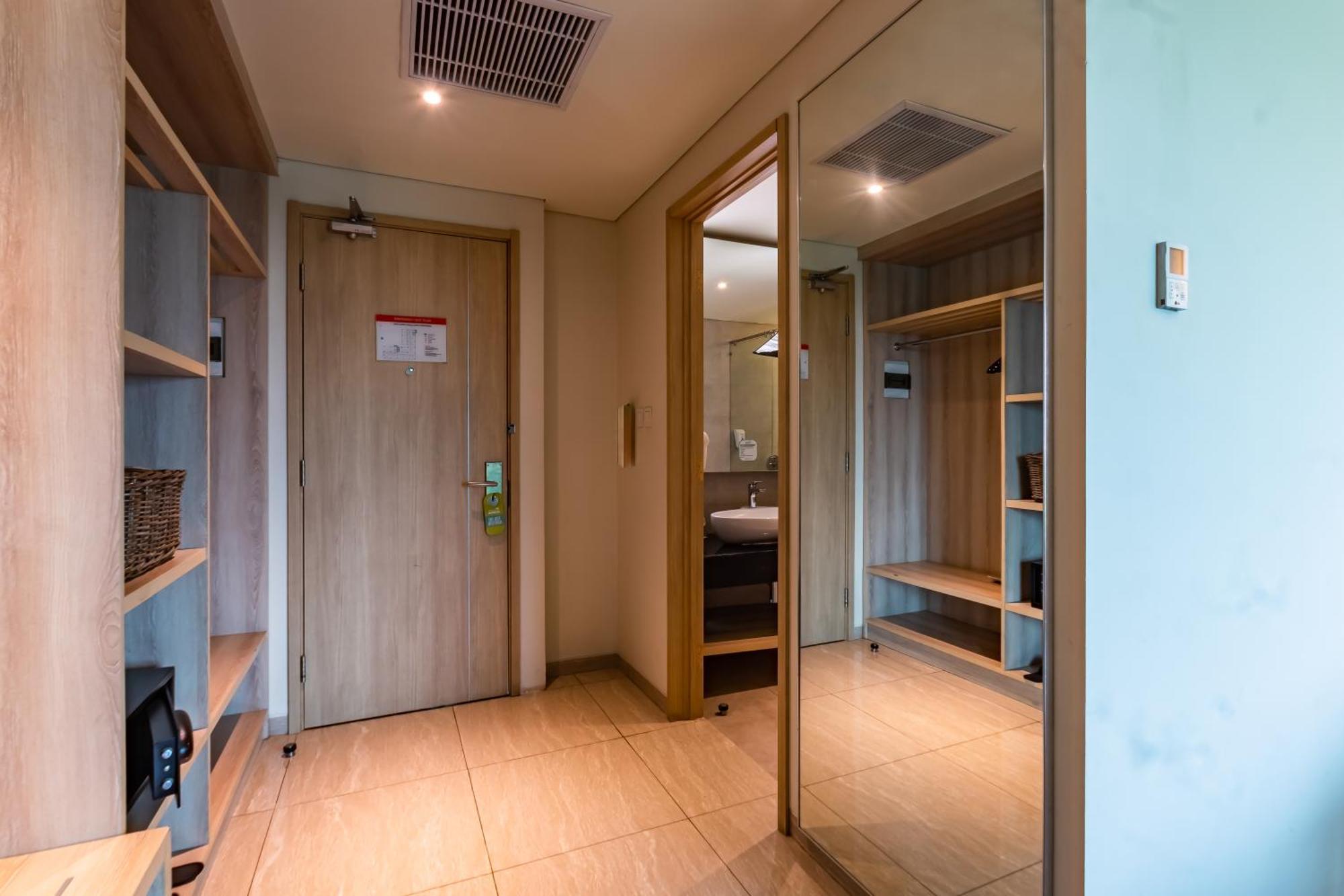 Hotel Ayola Lippo צ'יקראנג מראה חיצוני תמונה