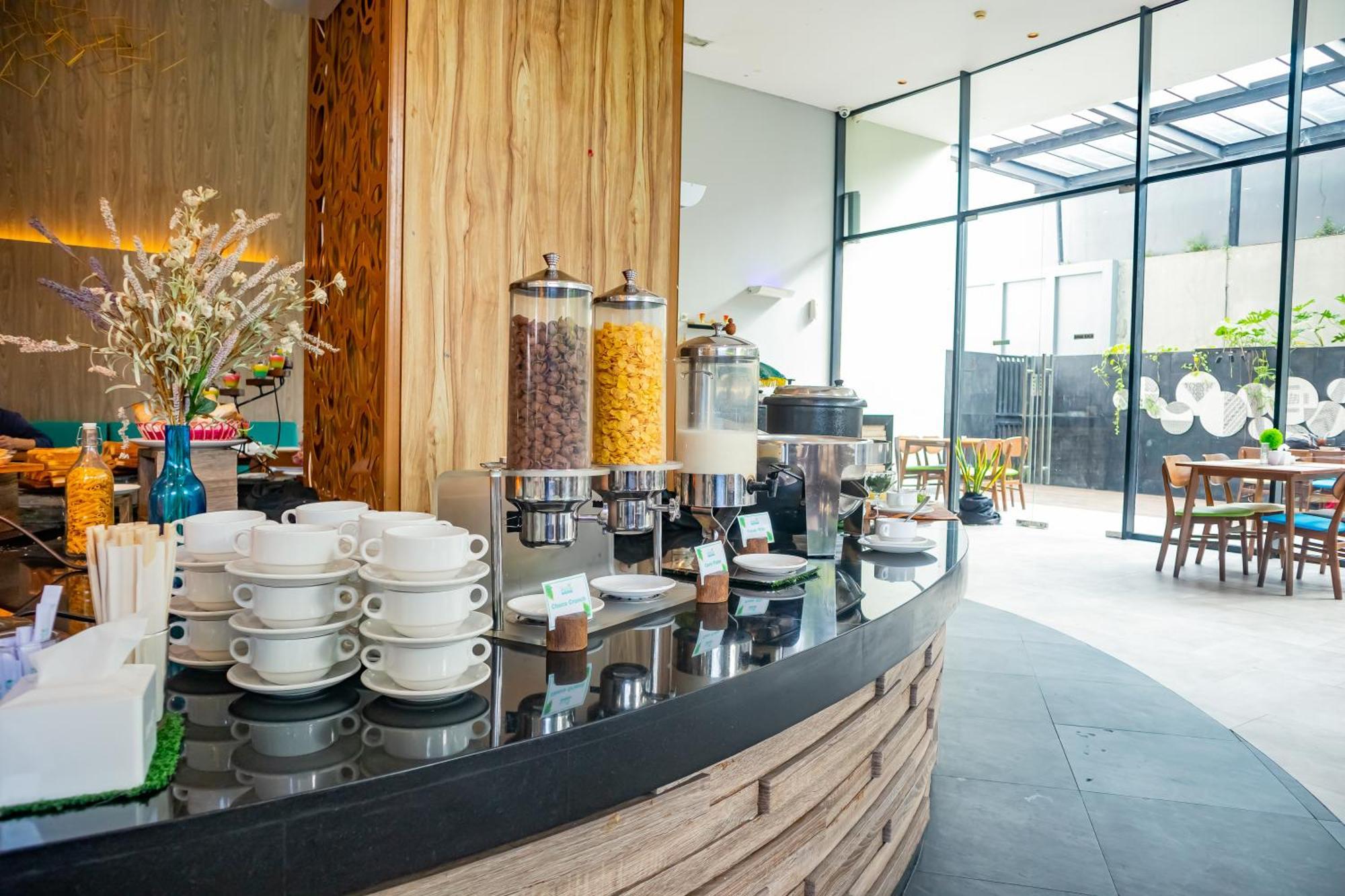 Hotel Ayola Lippo צ'יקראנג מראה חיצוני תמונה
