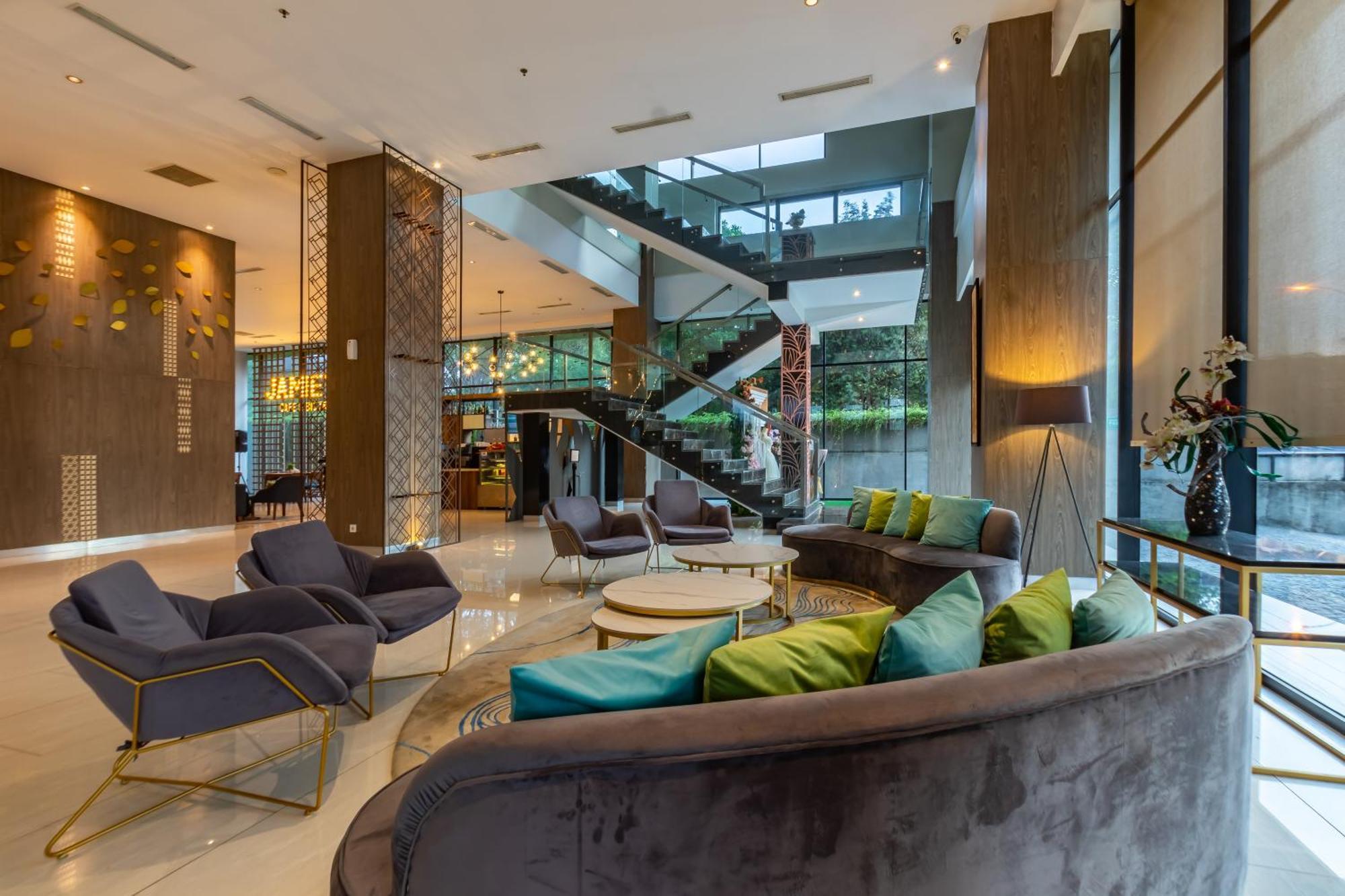 Hotel Ayola Lippo צ'יקראנג מראה חיצוני תמונה