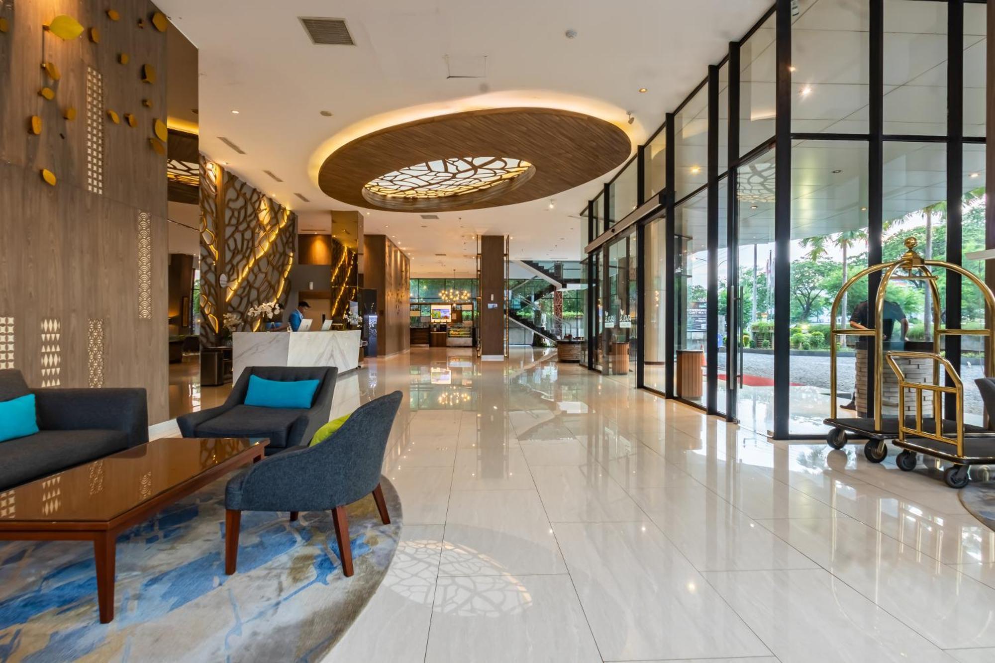 Hotel Ayola Lippo צ'יקראנג מראה חיצוני תמונה